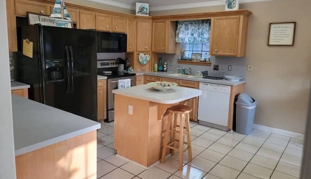 Beautiful, Cheerful (Beach house) with a pool and King size suite