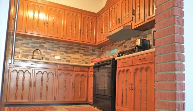 Modern renovations. Fast Wi-fi. Beach, food, nightlife & market access w/in 3 km