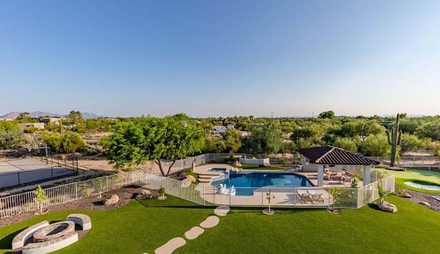 Desert Dreamland - Pool&Spa- Sports Court & more!