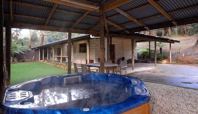 Jacuzzi in 7 Acre Rain Forest Paradise