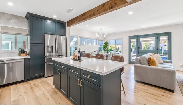LUXURY 2bdrm Townhome- Close2️⃣Beach & Main St! E-bikes! Pet friendly!