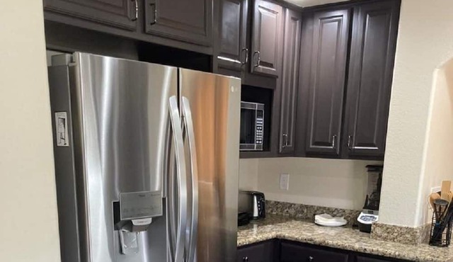 Near the Strip Spacious cozy 4 bedrooms house with Jacuzzi