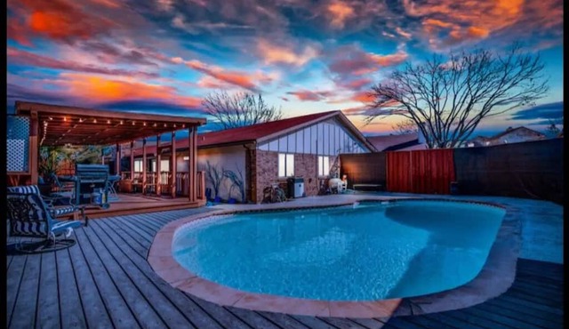 Cozy 3 Bedroom with outdoor dining and a pool