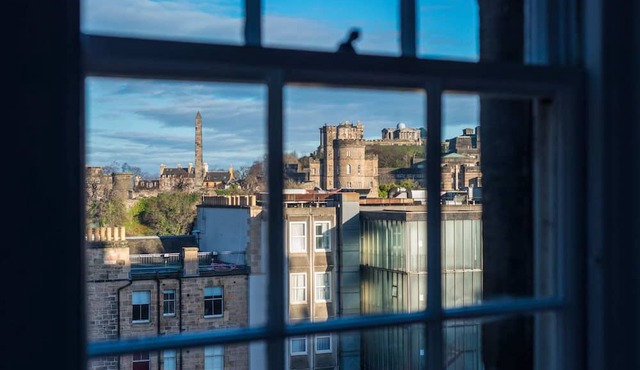 Quiet, central 2 bedroom Royal Mile gem