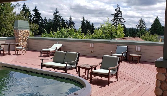 Walkable Location with Rooftop Deck and Sauna - Cascade