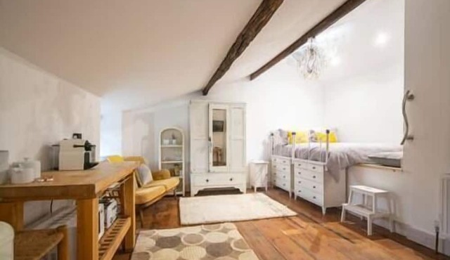 Crickhowell High St ~Urban LOFT LLYN Room 1 - (Dogs Welcome)