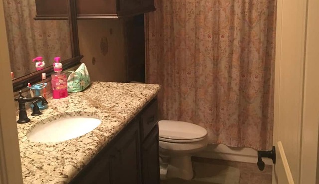Bedroom in a beautiful home close to OU or OKC