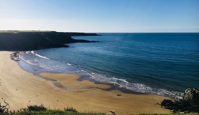 Superb 3 bedroom single storey cottage with eco friendly hot tub & private Lake