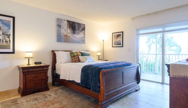 Classy Comfortable Condo - Close to everything