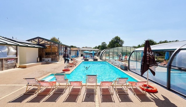 Luxe Sanitary Xl 6 Pers. Villatent at flowery 4-star camping La Bretonnière