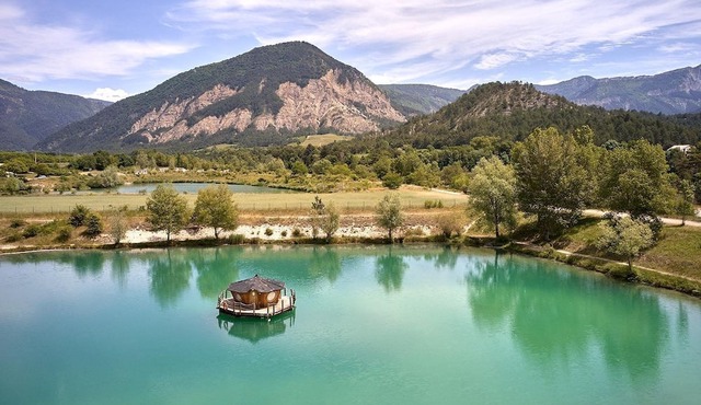 Luxe Sanitary XL 6 pers. Villatent at lake Lac Blue | Mountains| Family campsite