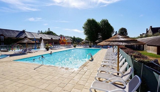 Luxe Sanitary XL 6 pers. Villatent at five-star Camping Domaine du Logis