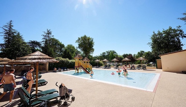 Luxe 5 Pers. Villatent at 5-star castle campsite Château de L 'Epervière