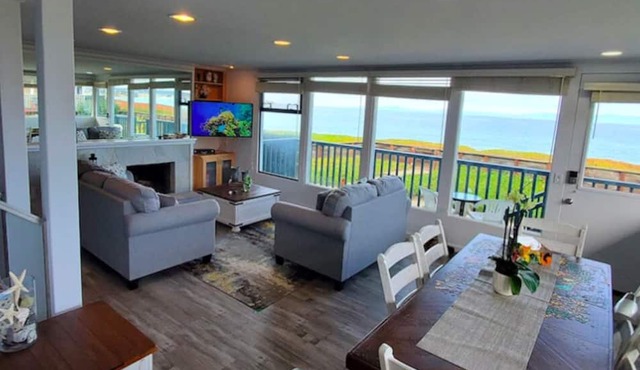Stunning views, modern, free parking, heated pool, gated, ocean sounds, central