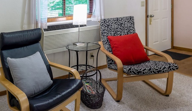 BookStayHop - #1 Lodge Room 6 ~ Green Springs Inn ~ Dog Friendly