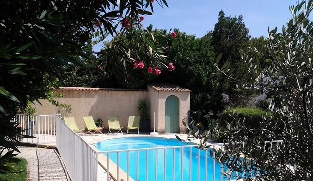 Near Avignon Beautiful detached villa garden with secure private pool