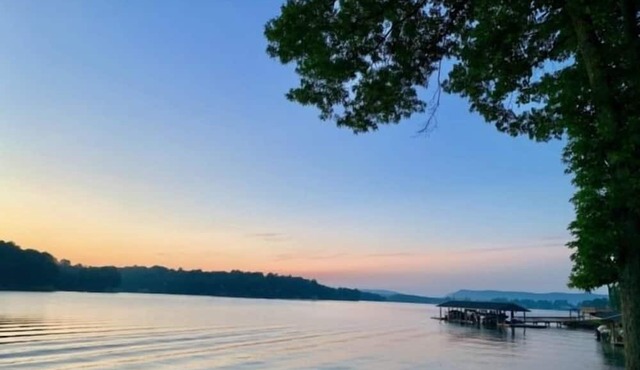 Shorely Heaven: WiFi, Disney+, Amazon Prime, YouTubeTV, (2) Kayaks Wide Water Lake Views