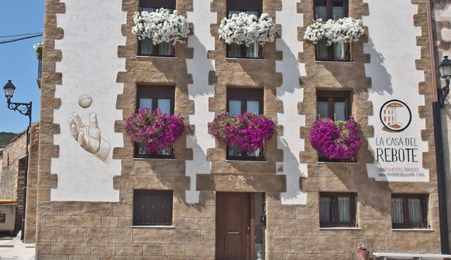 THE HOUSE OF THE REBOUND. Barda study: 2 beds of 90cm, bathroom, living room-kitchen-dining room.