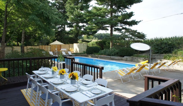 ALLEGAN FIELDS Sleeps 24,Pool, HotTub, .6Acres,Fireplace,FirePit,PingPong