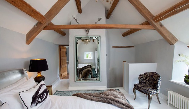 Idyllic Cotswolds Cottage in Secluded Riverside Setting in unspoilt Winson