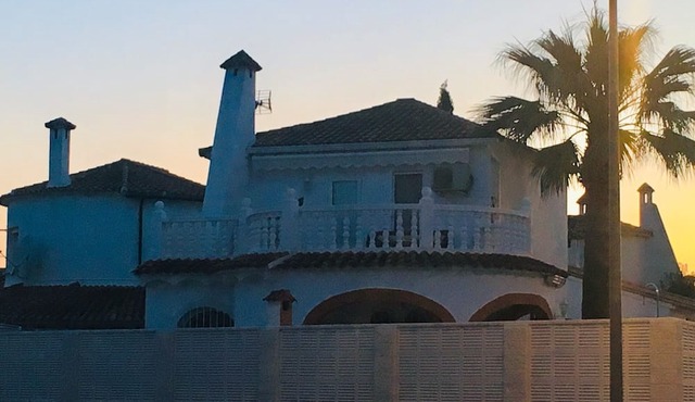 Front To The Sea Rosales. Luxurious Villa with aa, wifi and pool