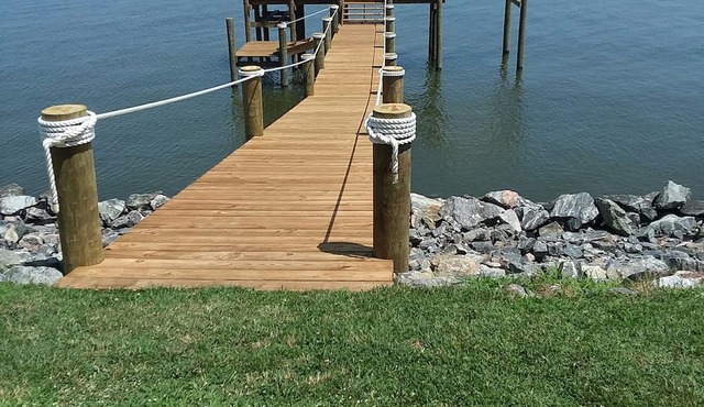 Private Estate on Potomac River & Chesapeake Bay, court yard, huge dock, Kayaks