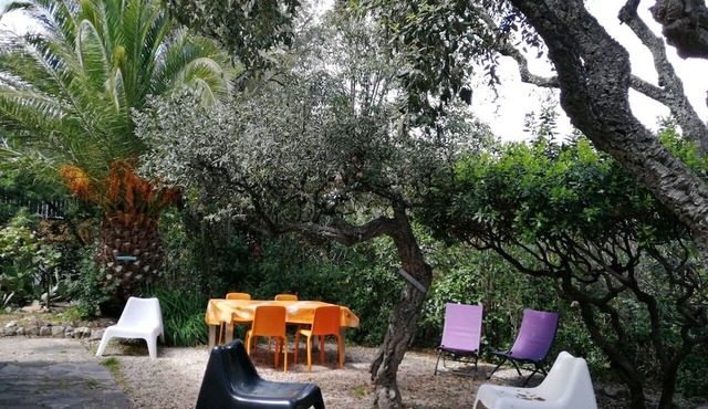 Seaside and very quiet, ground floor villa renovated 6 people 90 m2 in beautiful garden