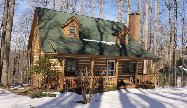 Renovated Blowing Rock Log Cabin near App SKi Mtn, ASU, & Tweetsie Railroad