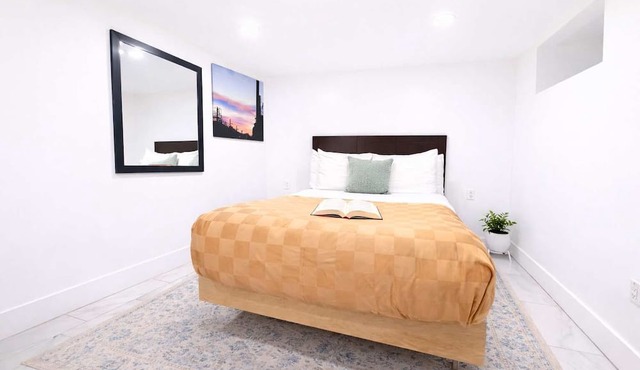 Lodgyy - Chic Double-bed Suite