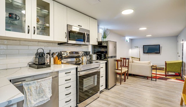 9 Mi to Mall of America: Convenient Apartment!