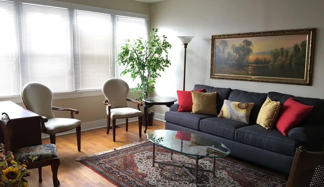 Charming 2-bedrm apt convenient to DT Pgh, Universities, Monroeville,O-S Parking