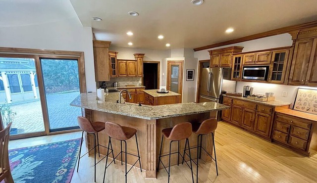 Spacious 5-bedroom house with Chefs Kitchen and game room in Pleasant Prairie