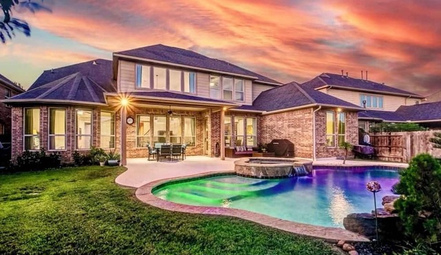 Spacious 5-bedroom house in Katy with WiFi, AC, fitness room