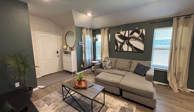 Charming 3-bedroom house with WiFi and AC in Forney