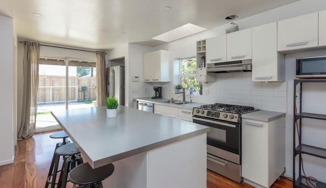 Charming 2-bedroom house in fabulous San Diego with Yard