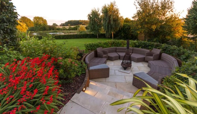 Outstanding 5 en-suite bedroom home with Gym, Steam room, bar, lake view garden