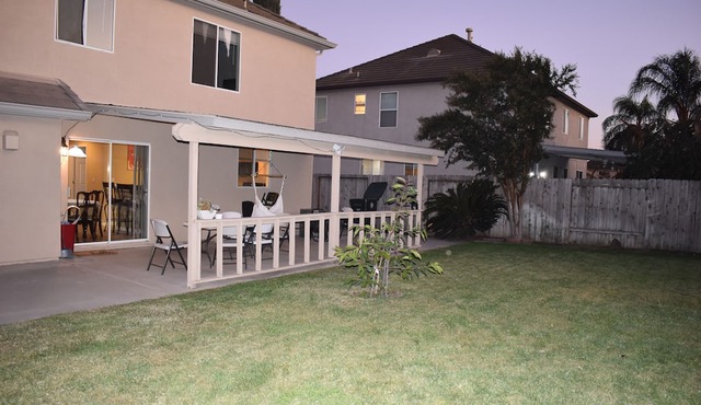 Charming 3-bedroom 2.5bath house in Manteca with AC and WIFI with fiber optic .