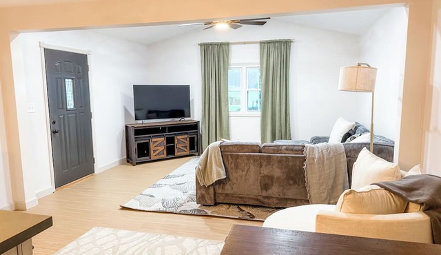 Charming, Peaceful 3-bedroom house with view of Horse Farm