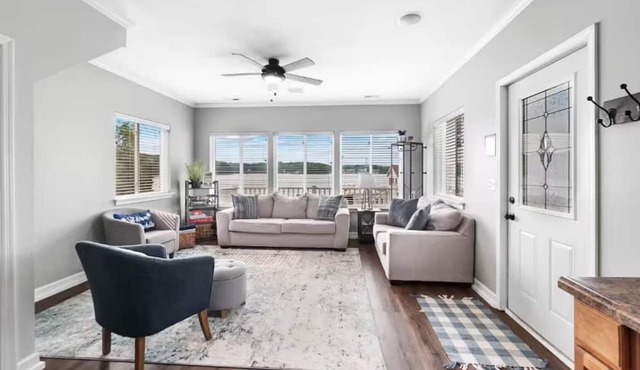 3 Bedroom Charming Lakefront Home! Family friendly