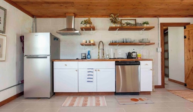 Quaint Cottage Downtown Buckner