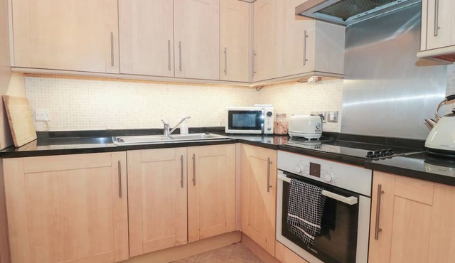 2 OLD CITY CHAMBERS, pet friendly in Bristol