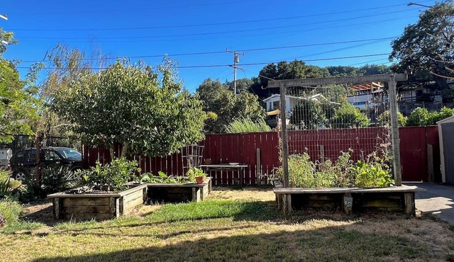 Charming 2BD, 2BA house in Fairfax with family room, gardens, parking