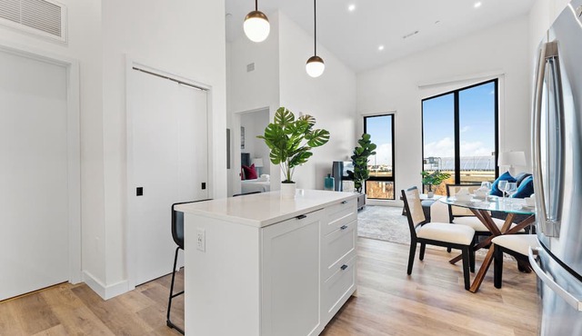 Luxury 1BR Next to Airport 1985