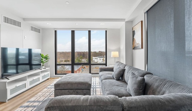 Luxury 2bd/2ba near Harvard 0396