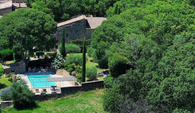 Grenadier Superb duplex gîte in the heart of an 18th-century sheepfold a stone's throw from Uzès