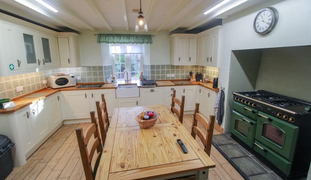 Hadrians Wall Cottage Greenhead - a cottage that sleeps 8 guests in 4 bedrooms