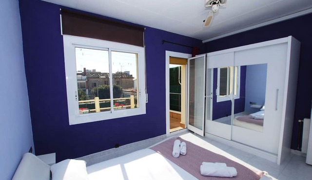 Sant Jordi - House Near Train Station and Beach