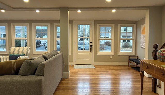 Cottage by the Bay: Cozy 2-bedroom house in charming Barrington with AC, WiFi