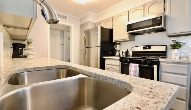 Charming 2-bedroom house by the Airport