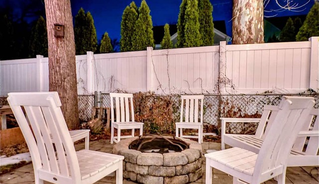 Chic Stay With Jacuzzi, Firepit, Board Games in Central Ballston/DC area
